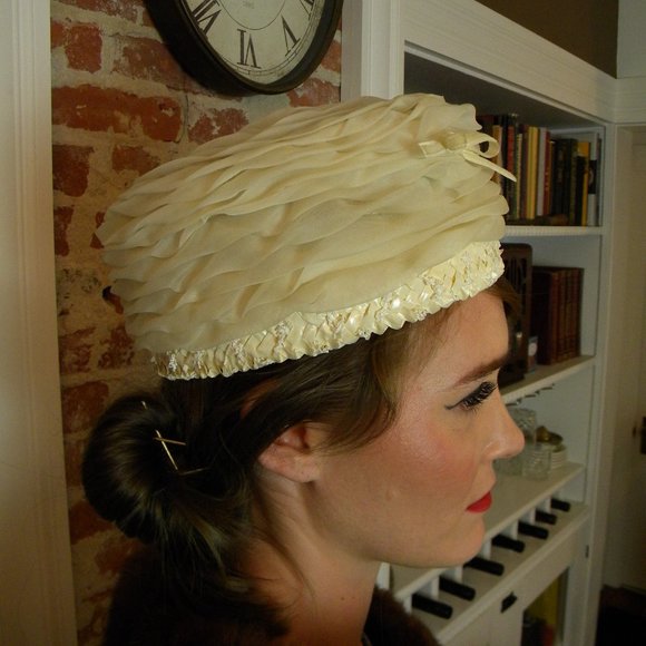 Vintage Union Made ivory tan straw and satin pillbox turban hat fascinator OS